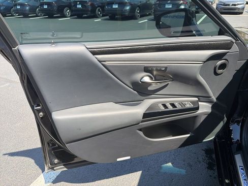 Used 2025 Lexus ES 300h F Sport w/ Accessory Package (Z1) image 18