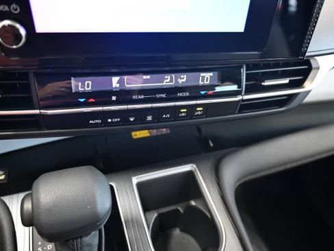 Certified 2025 Toyota Sienna LE AWD/4WD image 19
