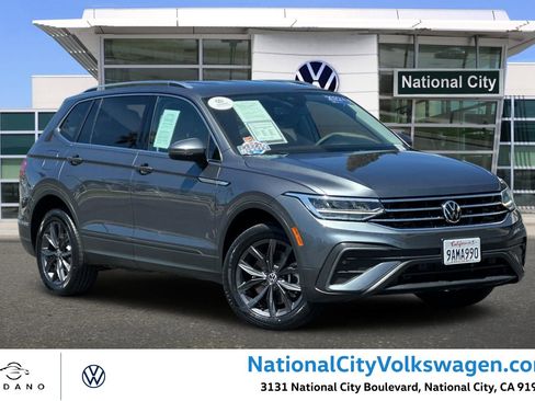 Used 2022 Volkswagen Tiguan SE FWD image 1
