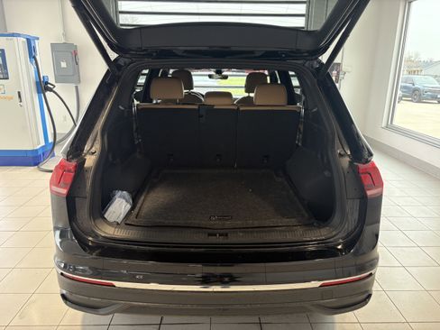 Used 2024 Volkswagen Tiguan SE w/ Panoramic Sunroof Package image 5
