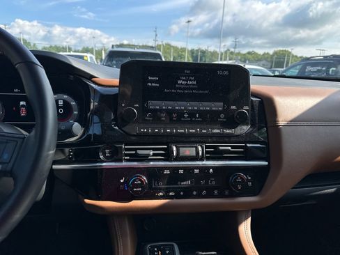 Used 2025 Nissan Pathfinder Platinum w/ Black Appearance Package AWD/4WD image 13