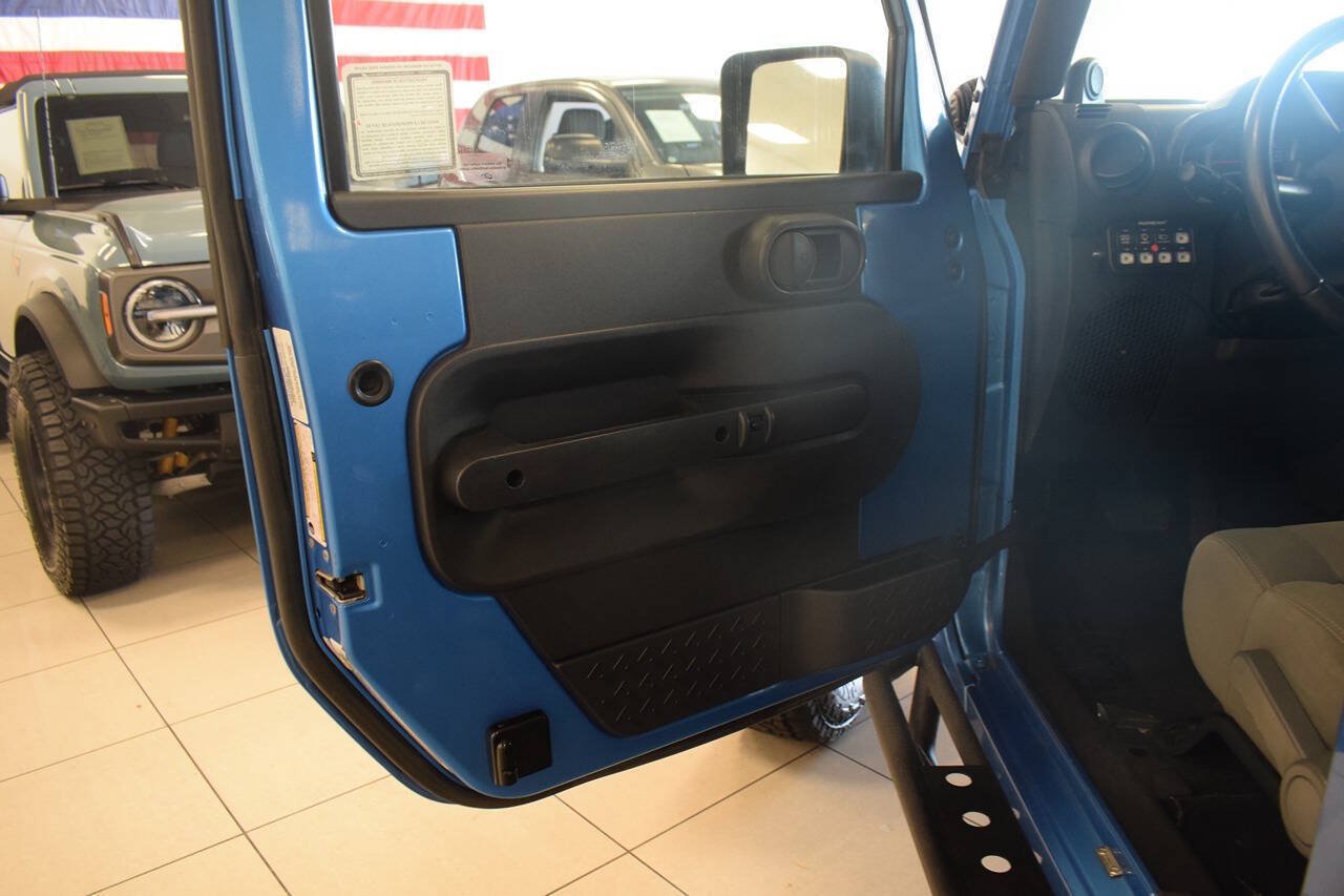 Used 2010 Jeep Wrangler Rubicon w/ PWR Convenience Group AWD/4WD image 17