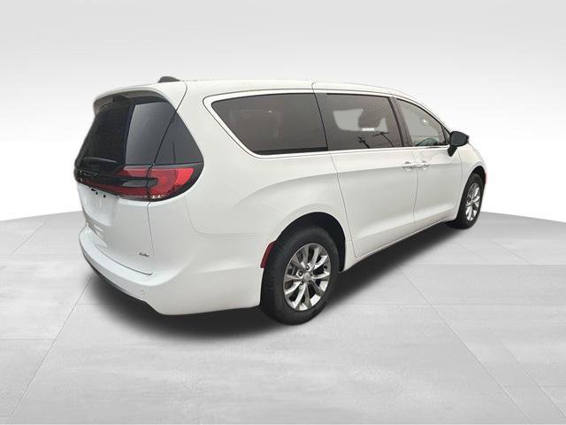 New 2027 Chrysler Pacifica Select AWD/4WD image 7