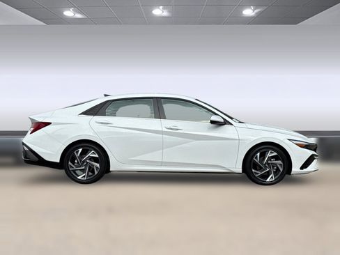 Used 2025 Hyundai Elantra SEL FWD image 8