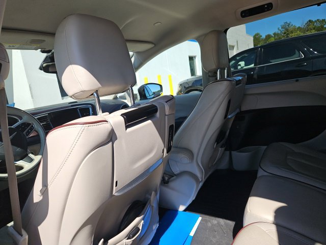 Used 2017 Chrysler Pacifica Limited FWD image 40