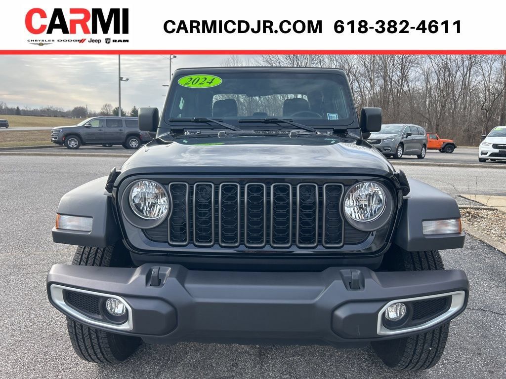Used 2024 Jeep Gladiator Sport AWD/4WD image 2