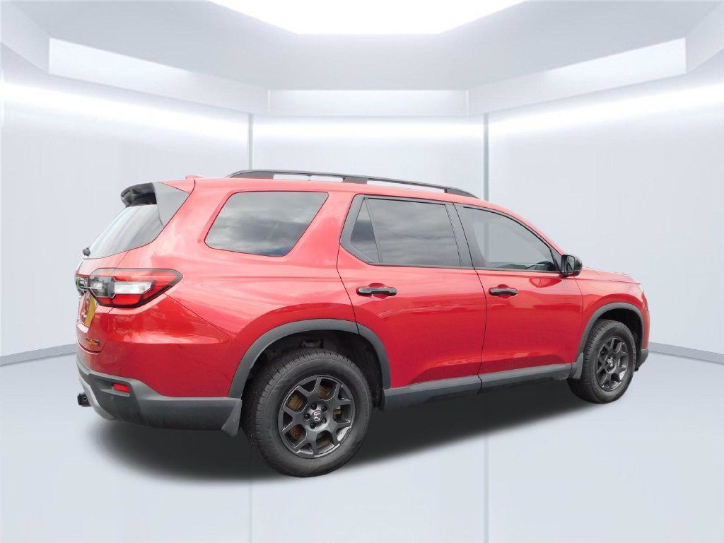 Used 2023 Honda Pilot TrailSport image 3