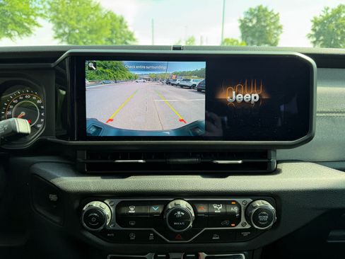 Used 2025 Jeep Gladiator Sport AWD/4WD image 18