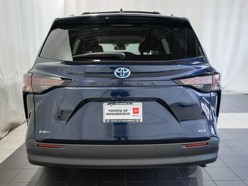 Used 2025 Toyota Sienna XLE FWD image 5