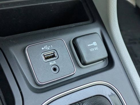 Used 2019 Jeep Cherokee Limited image 20