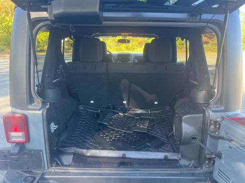 Used 2014 Jeep Wrangler Unlimited Rubicon image 11