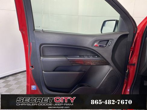 Used 2015 GMC Canyon SLT image 12