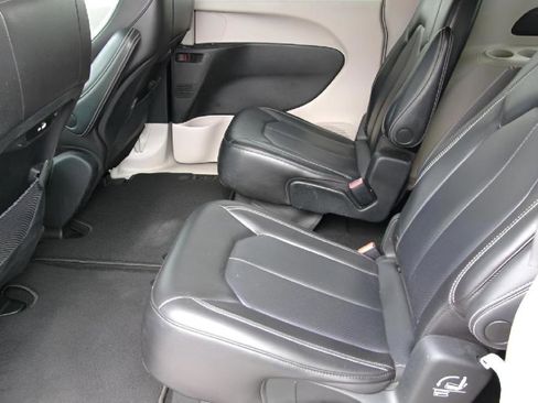 Used 2023 Chrysler Pacifica Touring-L image 9