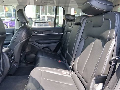 Used 2023 Jeep Grand Cherokee Limited AWD/4WD image 16