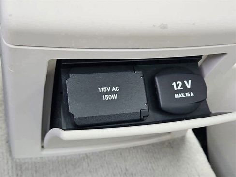 Used 2014 Mercedes-Benz E 550 4MATIC Sedan image 24