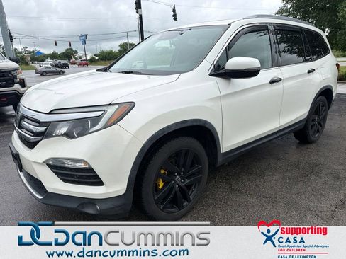 Used 2017 Honda Pilot Touring image 1