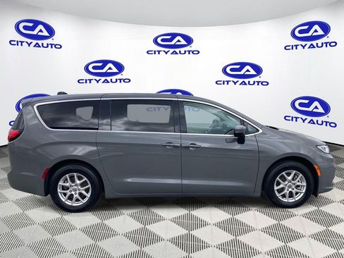 Used 2023 Chrysler Pacifica Touring-L FWD image 2