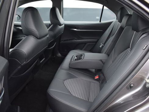 Used 2020 Toyota Camry SE image 12