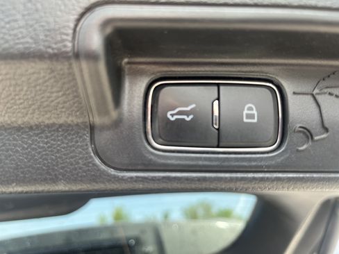 Used 2022 Ford Explorer XLT w/ Equipment Group 202A AWD/4WD image 12