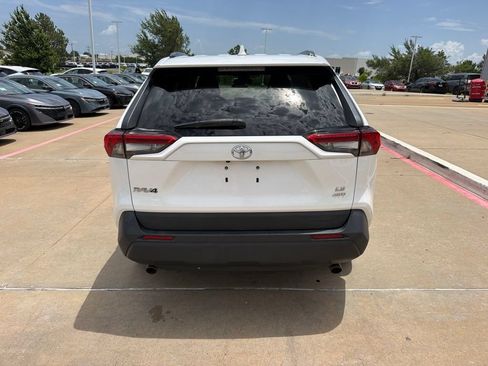 Used 2021 Toyota RAV4 LE AWD/4WD image 4