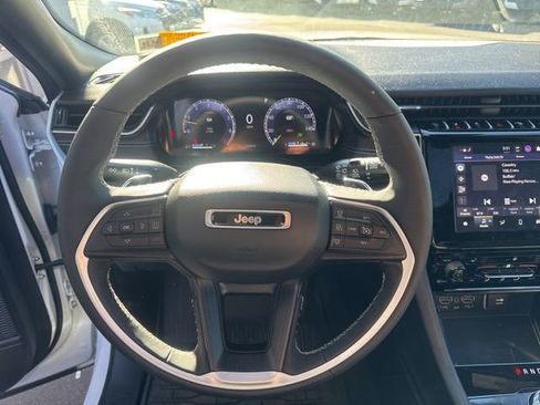 Used 2024 Jeep Grand Cherokee Altitude image 12