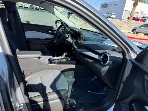 Used 2025 Chevrolet Trax LT w/ LT Convenience Package image 13