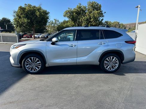 Used 2023 Toyota Highlander Platinum FWD image 2