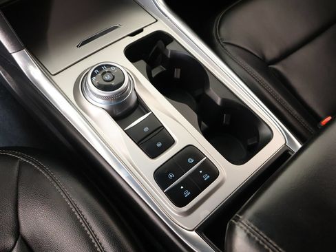 Used 2020 Ford Explorer XLT w/ Equipment Group 202A RWD image 7
