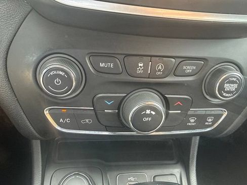 Used 2020 Jeep Cherokee Latitude w/ Cold Weather Group AWD/4WD image 11
