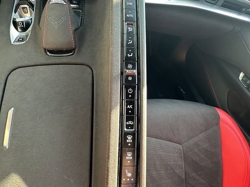 Used 2022 Chevrolet Corvette STINGRAY CONVERTIBLE w/ Z51 Performance Package image 33