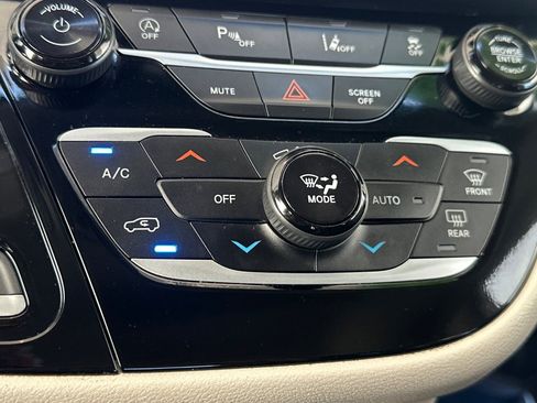 Used 2023 Chrysler Pacifica Touring-L FWD image 29