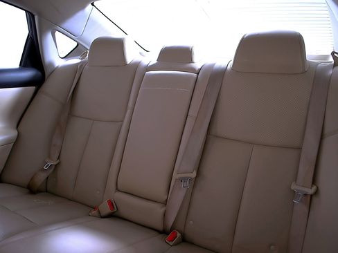 Used 2017 Nissan Altima 2.5 SL w/ Moonroof Package image 16