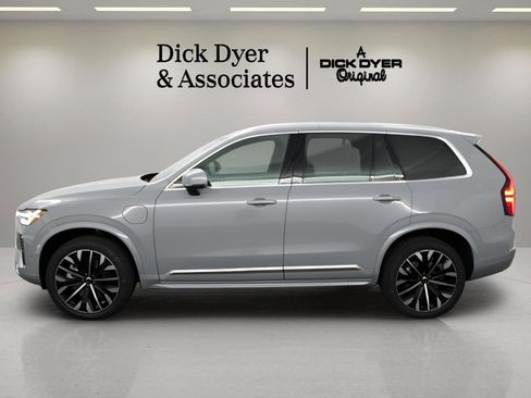 New 2025 Volvo XC90 T8 Plus w/ Protection Package Premier image 3