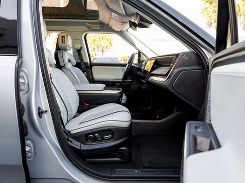 Used 2025 Rivian R1S Adventure image 39