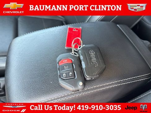 Used 2021 Jeep Wrangler Unlimited Sahara w/ Dual Top Group AWD/4WD image 33