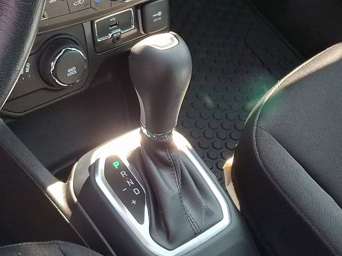 Used 2021 Jeep Renegade Latitude w/ Sun & Sound Group AWD/4WD image 15