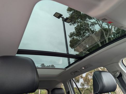 Used 2021 Volkswagen Tiguan SE w/ Panoramic Sunroof Package FWD image 3