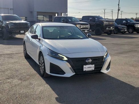Used 2025 Nissan Altima 2.5 SV FWD image 2
