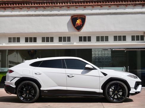 Used 2023 Lamborghini Urus S AWD/4WD image 2