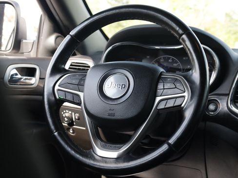 Used 2021 Jeep Grand Cherokee Laredo image 9