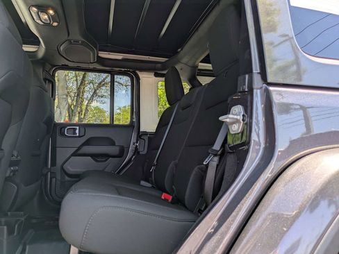 Used 2021 Jeep Wrangler Unlimited Sahara AWD/4WD image 15