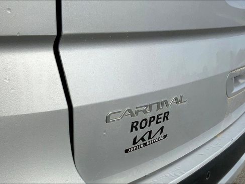 Used 2023 Kia Carnival LX image 8