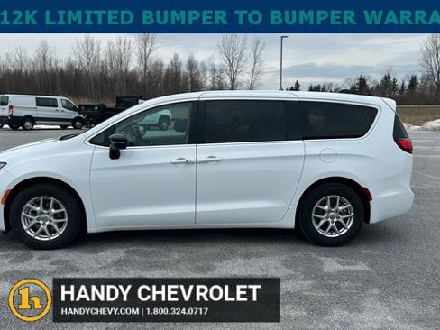 Used 2024 Chrysler Pacifica Touring-L image 6