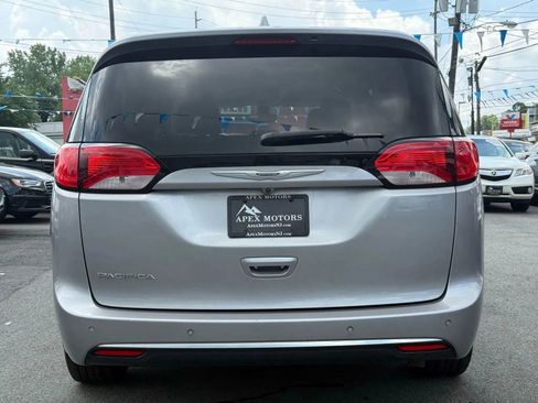 Used 2017 Chrysler Pacifica Touring-L w/ Tire & Wheel Group FWD image 6
