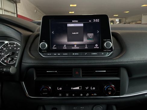 Used 2025 Nissan Rogue SV FWD image 27