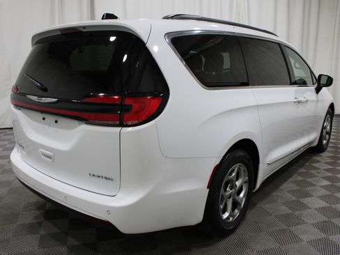 Used 2023 Chrysler Pacifica Limited FWD image 32