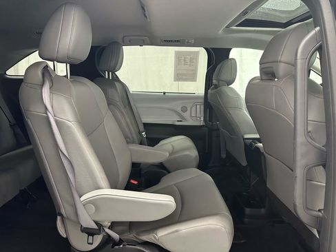 Used 2025 Toyota Sienna XLE image 60