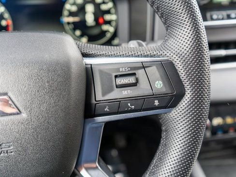 Used 2023 Mitsubishi Outlander AWD image 29