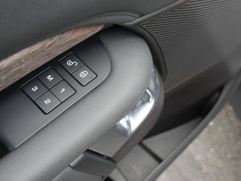 Used 2017 Land Rover Discovery HSE image 16