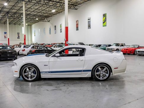 Used 2012 Ford Mustang GT Premium w/ HID Headlamps & Security Pkg RWD image 4